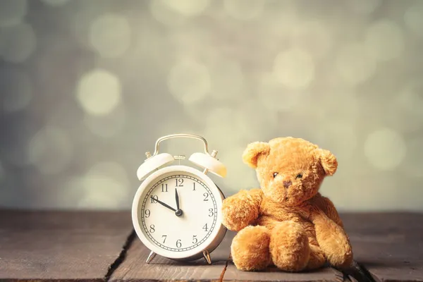 Relógio Alarme Branco Brinquedo Ursinho Pelúcia Mesa Madeira Com Bokeh — Fotografia de Stock