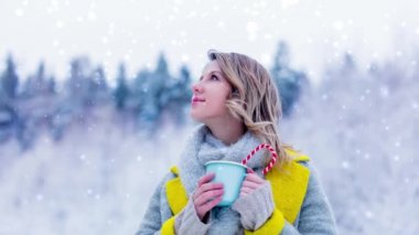 Bir kar ormanda sıcak içecek fincan ile gri paltolu güzel kız. Sevgililer günü Noel Sezon zaman