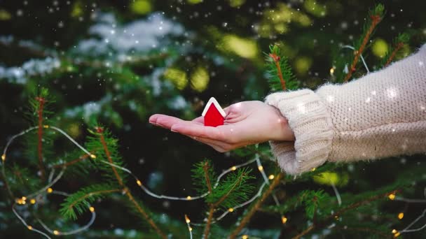 Mujer Sosteniendo Pequeña Casa Roja Mano Las Luces Navidad — Vídeos de Stock