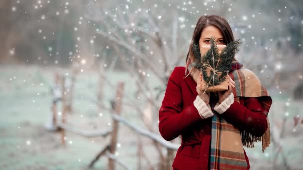 Mujer Abrigo Rojo Con Caja Regalo Campo Nieve — Vídeos de Stock