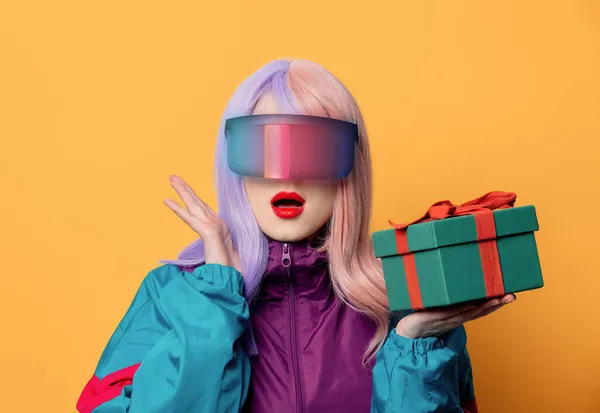 Mujer Estilo Gafas Traje Deportivo Los Años Sostiene Caja Regalo —  Fotos de Stock