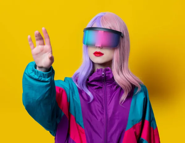 Mujer Estilo Gafas Traje Deportivo Los Años Sobre Fondo Amarillo —  Fotos de Stock