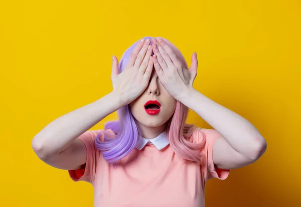 黄底的紫色头发和粉色衣服的女孩 — 图库照片