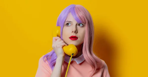 Ragazza Con Capelli Viola Rosa Vestito Tenere Telefono Quadrante Sfondo — Foto Stock