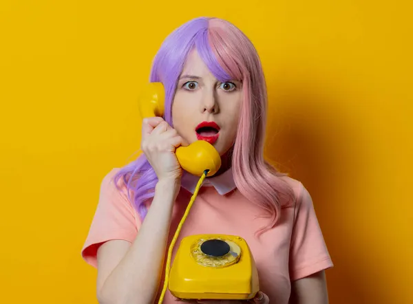 Девушка Фиолетовыми Волосами Розовым Платьем Держать Телефон Желтом Фоне — стоковое фото