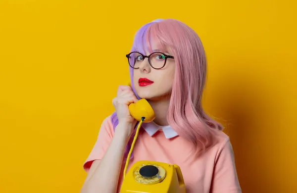 Menina Com Cabelo Roxo Vestido Rosa Segurar Telefone Discagem Fundo — Fotografia de Stock