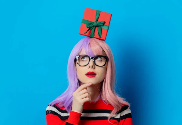 Mädchen Mit Lila Haaren Und Rotem Pullover Halten Geschenkbox Auf — Stockfoto