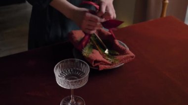 Bir kadının Noel yemeği için nasıl masa hazırladığını.