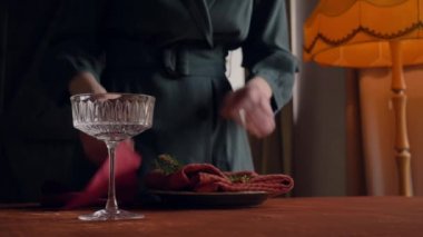 Bir kadının Noel yemeği için nasıl masa hazırladığını.
