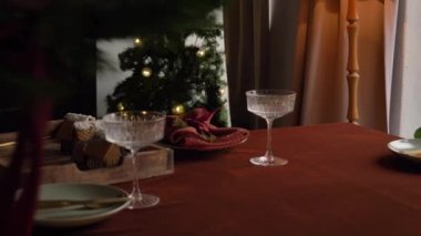 Bir kadının Noel yemeği için nasıl masa hazırladığını.