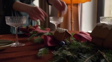 Bir kadının Noel yemeği için nasıl masa hazırladığını.