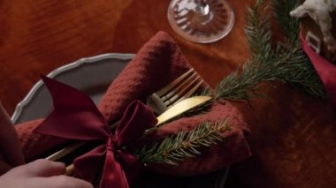 Bir kadının Noel yemeği için nasıl masa hazırladığını.