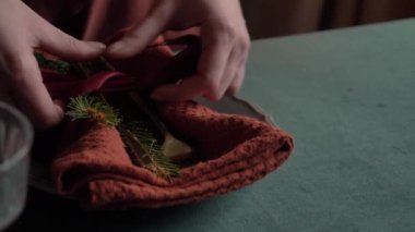 Bir kadının Noel yemeği için nasıl masa hazırladığını.