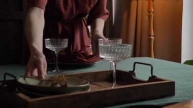 Bir kadının Noel yemeği için nasıl masa hazırladığını.