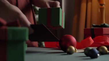 Noel için hediyeler ve mektuplar hazırlayan bir kadın. 