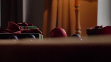 Hediye kutuları ve Noel süslemeleri bir masada.