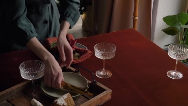 Vídeo Como Mulher Definir Uma Mesa Para Jantar Natal — Vídeo de Stock