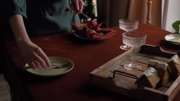 女性がクリスマスディナーのテーブルを設定する方法のビデオ — ストック動画