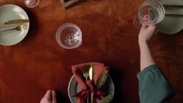Video how woman set a table for Christmas dinner — Stock Footage Video How Woman Set Table Christmas Dinner Video Clip