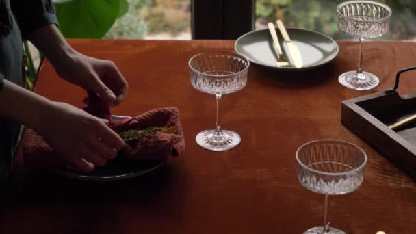 Vídeo Cómo Mujer Puso Una Mesa Para Cena Navidad — Vídeos de Stock