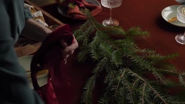 Video how woman set a table for Christmas dinner — Stock Footage Video How Woman Set Table Christmas Dinner Stock Video