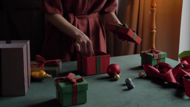 Perempuan Yang Menyiapkan Hadiah Dan Surat Untuk Natal Atas Meja — Stok Video