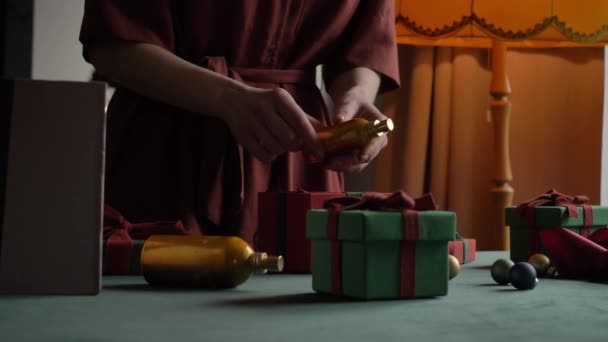 Mujer Preparando Regalos Correo Para Navidad Casa Sobre Mesa — Vídeos de Stock