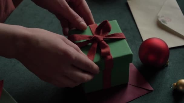 Mujer Preparando Regalos Correo Para Navidad Casa Sobre Mesa — Vídeos de Stock