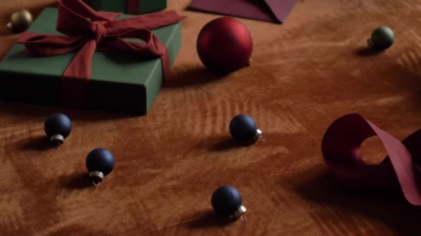 テーブルの上のギフトボックスやクリスマスデコレーション — ストック動画