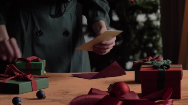 Mujer Preparando Regalos Correo Para Navidad Casa Sobre Mesa — Vídeos de Stock