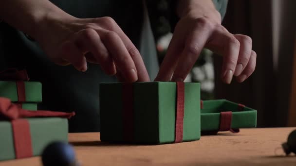 テーブルの上でクリスマスのプレゼントや郵便物を用意する女性は — ストック動画