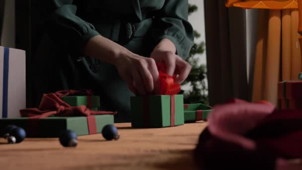 Mujer Preparando Regalos Correo Para Navidad Casa Sobre Mesa — Vídeo de stock