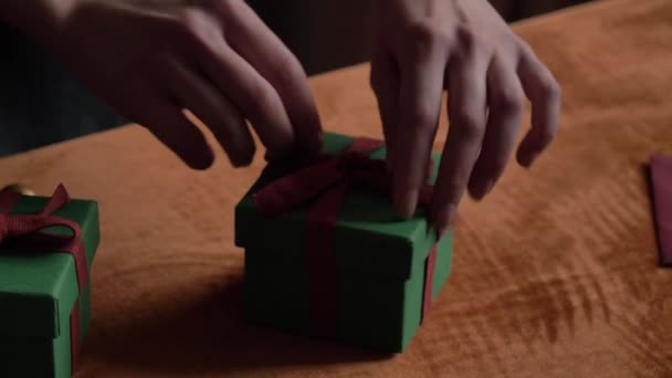 Mujer Preparando Regalos Correo Para Navidad Casa Sobre Mesa — Vídeos de Stock