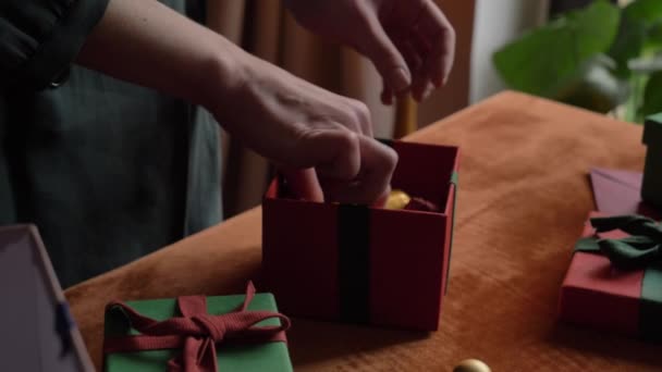 Mujer Preparando Regalos Correo Para Navidad Casa Sobre Mesa — Vídeos de Stock