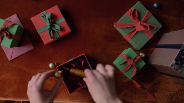 식탁에서 크리스마스 우편물 준비하는 — 비디오