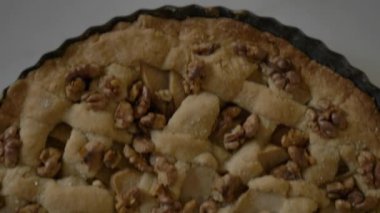 Evdeki mutfak masasında cevizli kek videosu.