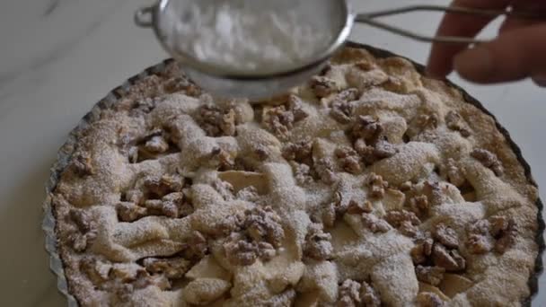 Wanita Taburan Gula Icing Pada Pie Kacang Atas Meja Rumah — Stok Video