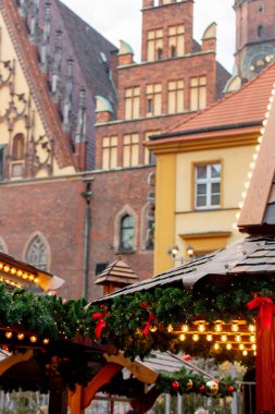 Polonya 'nın Wroclaw kentindeki eski kasaba pazarında 2021 yılında Noel panayır evleri dekorasyonu