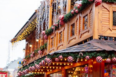 Polonya 'nın Wroclaw kentindeki eski kasaba pazarında 2021 yılında Noel panayır evleri dekorasyonu