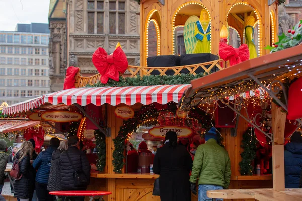 27 Kasım 2019 - Worclaw, Polonya: Salgın sırasında çok sayıda insan ve Wroclaw, Polonya 'da Noel Fuarı' nda Covid SARS-CoV-2 B.1.529 hastalıklarının büyümesi