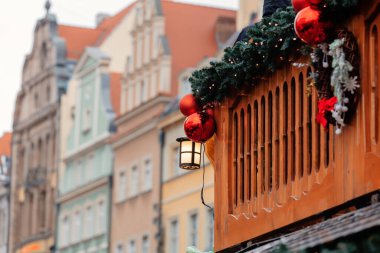 Polonya 'nın Wroclaw kentindeki eski kasaba pazarında 2021 yılında Noel panayır evleri dekorasyonu