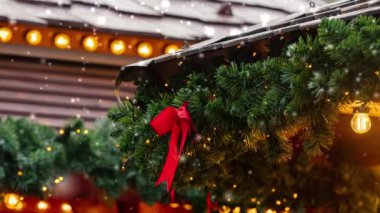 Polonya 'nın Wroclaw kentindeki eski kasaba pazarında 2021 yılında Noel panayır evleri dekorasyonu