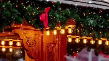 Polonya 'nın Wroclaw kentindeki eski kasaba pazarında 2021 yılında Noel panayır evleri dekorasyonu