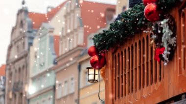 Polonya 'nın Wroclaw kentindeki eski kasaba pazarında 2021 yılında Noel panayır evleri dekorasyonu