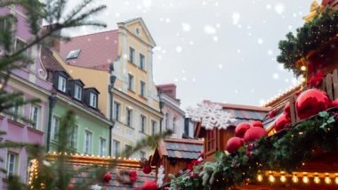 Polonya 'nın Wroclaw kentindeki eski kasaba pazarında 2021 yılında Noel panayır evleri dekorasyonu