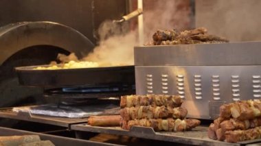 Polonya 'nın Wroclaw kentindeki eski şehir meydanında geleneksel Noel yemeği, sosis ve kömür üzerinde et