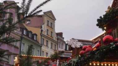 Polonya 'nın Wroclaw kentindeki eski kasaba pazarında 2021 yılında Noel panayır evleri dekorasyonu