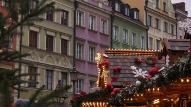 Polonya 'nın Wroclaw kentindeki eski kasaba pazarında 2021 yılında Noel panayır evleri dekorasyonu