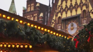 Polonya 'nın Wroclaw kentindeki eski kasaba pazarında 2021 yılında Noel panayır evleri dekorasyonu