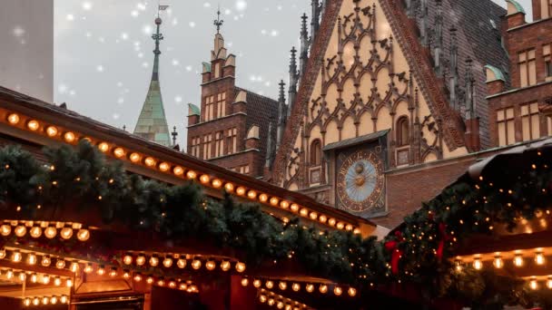 2021年在波兰弗罗茨拉夫旧城市场装饰圣诞别墅 — 图库视频影像